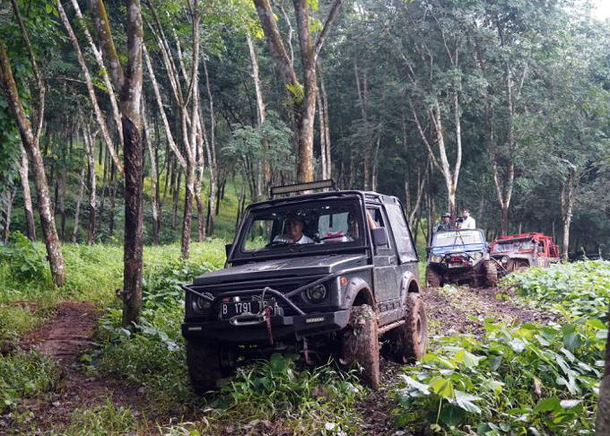 Off-Road Di Wilayah Kendal, Pangdam Bagikan Bantuan Sembako Kepada Warga